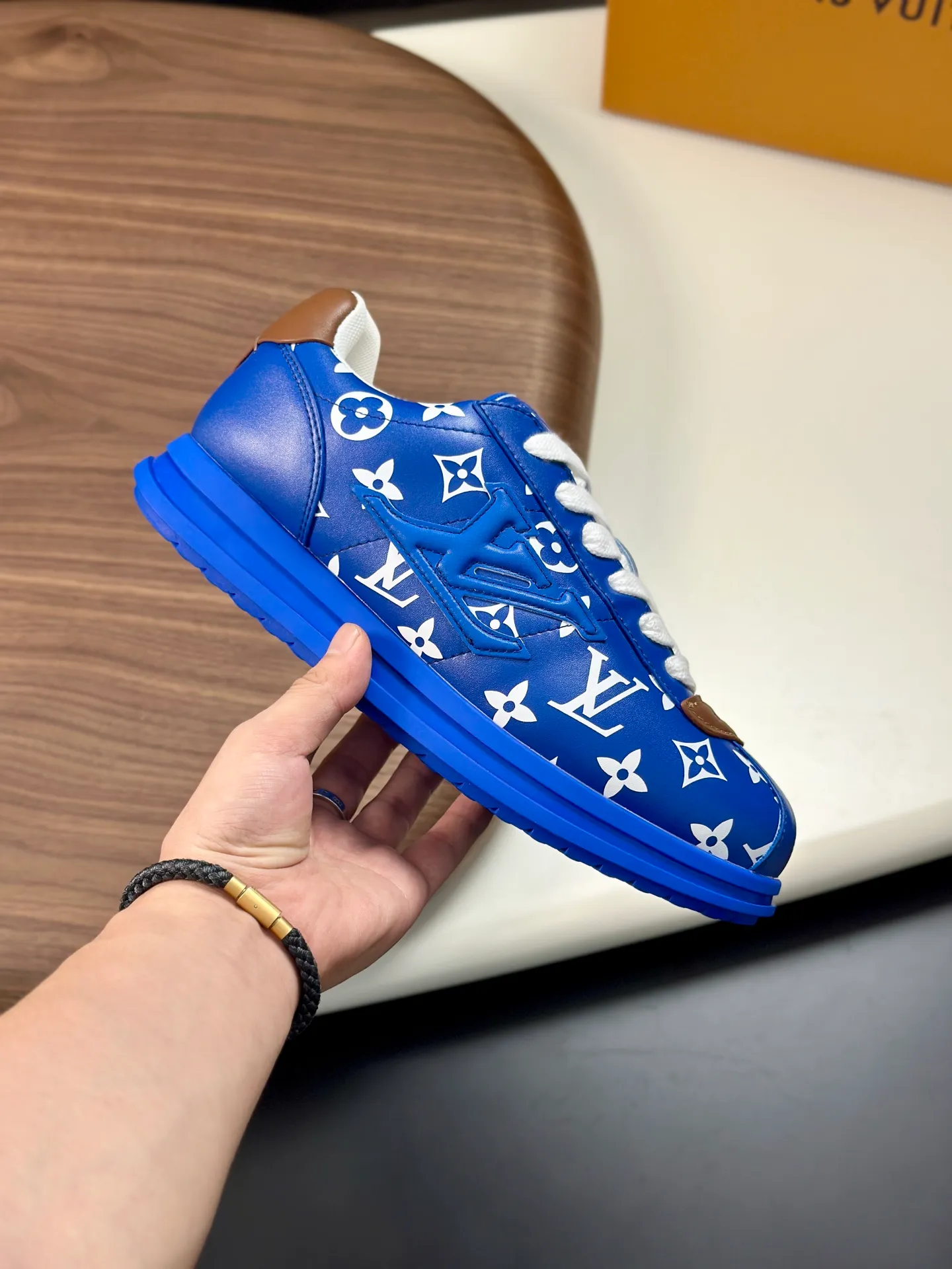 Factory direct sale ¥700💰Full set of packaging💰Top version LV-Louis Vuitton-Classic catwalk new style 1:1 developed replica of the original version! ! The upper foot is very comfortable. It is made of luxurious materials and fine workmanship. The midsole is printed with English letters "Made in Europe". The upper is made of calfskin imported from Italy. The side is decorated with the brand's LOGO and signature. The latest latex foot pads and mesh lining make the foot feel super comfortable. The original two-color TPU combination outsole is specially provided by the original factory. Bag technology Goodyear stitched edges Fabric: Exclusive custom first-layer cowhide Accessories: Exclusive private model Vuitton logo, lining: Customized silk mesh lining - first-layer silk cowhide lining Outsole: TPU combination outsole wear-resistant, non-slip and anti-yellowing Foot pads: new latex pads-mesh sweat-absorbent Counter technology: fully computerized sewing machine wire drawing Toe box back cover Hot and cold shaping Full set of pull-top last with medium and low logo pattern Counter packaging - Shoelaces, certificates, cards, instructions, certificates of quality, dust bags, the most comprehensive packaging on the Internet, men's size 339-44 (38/45 custom-made, non-refundable!